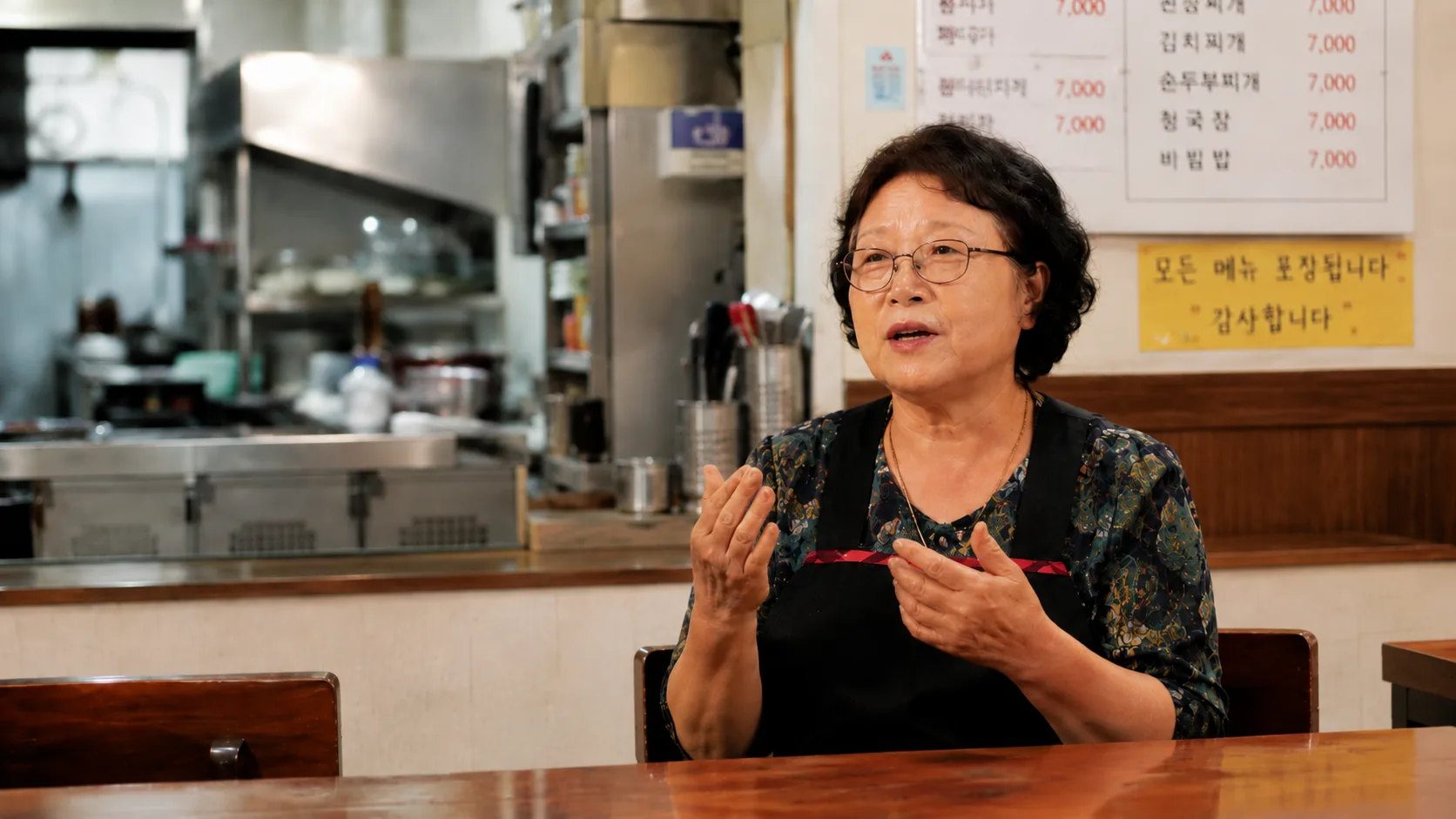 초록색 유니폼을 입고 이야기를 나누는 용산국제회관 직원들